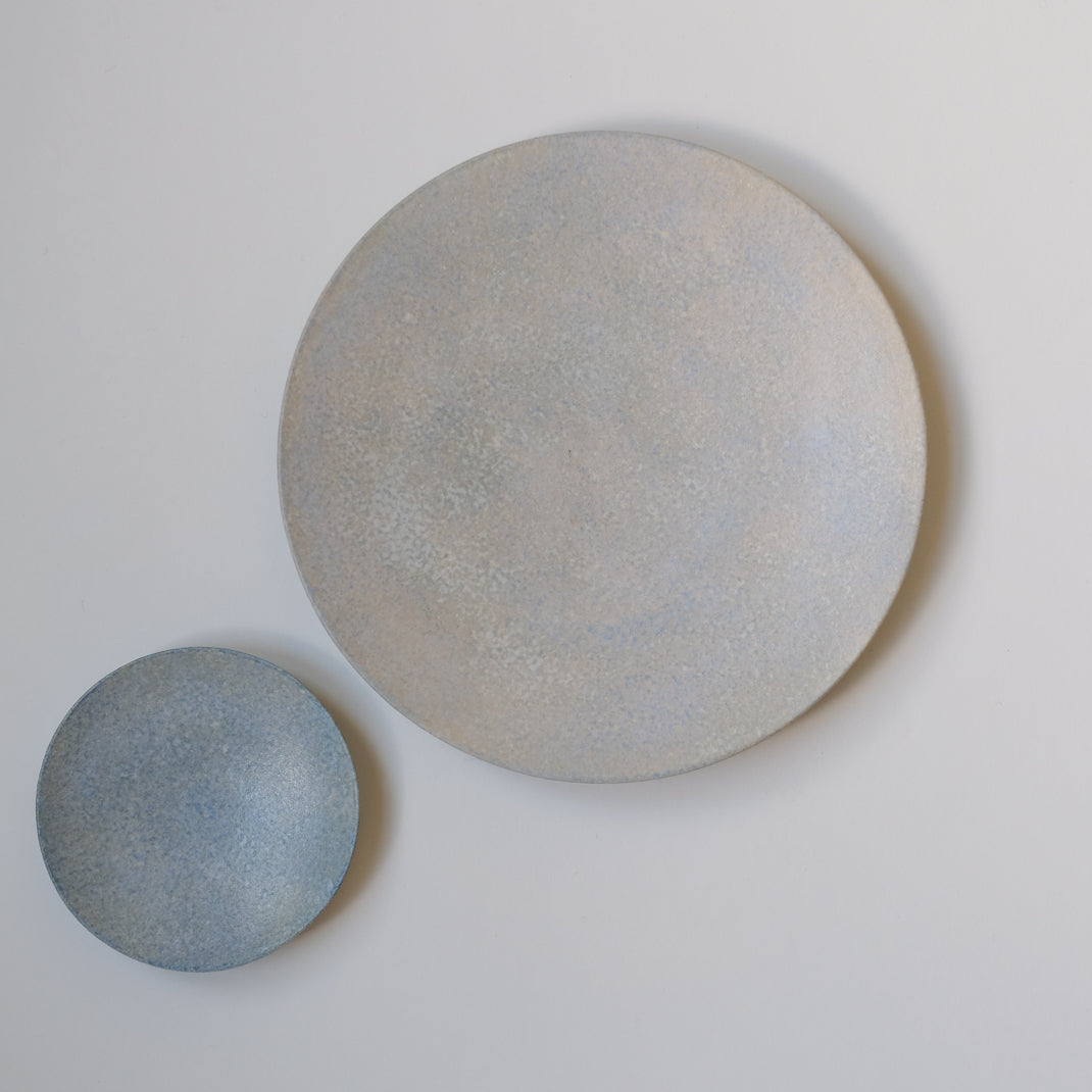 Assiette bleue du céramiste japonais Makoto Saito chez Brutal Ceramics