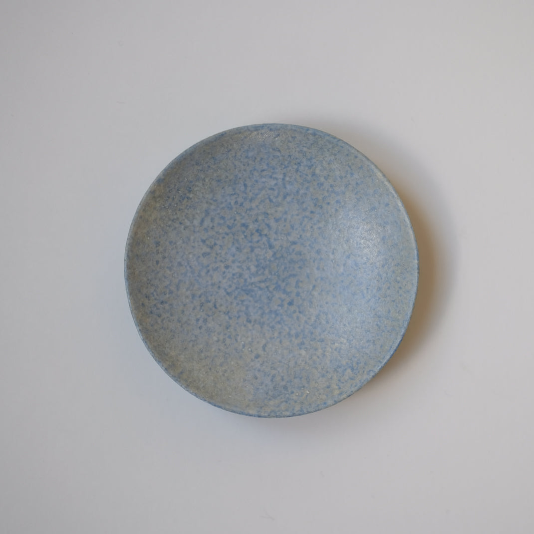Assiette bleue du céramiste japonais Makoto Saito chez Brutal Ceramics