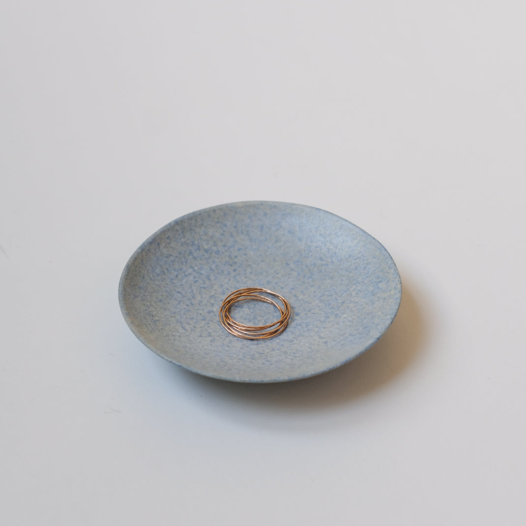 Assiette bleue du céramiste japonais Makoto Saito chez Brutal Ceramics
