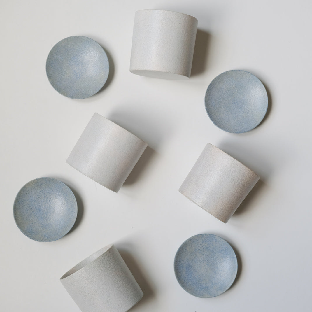Mug en porcelaine du céramiste japonaise Makoto Saito chez Brutal Ceramics