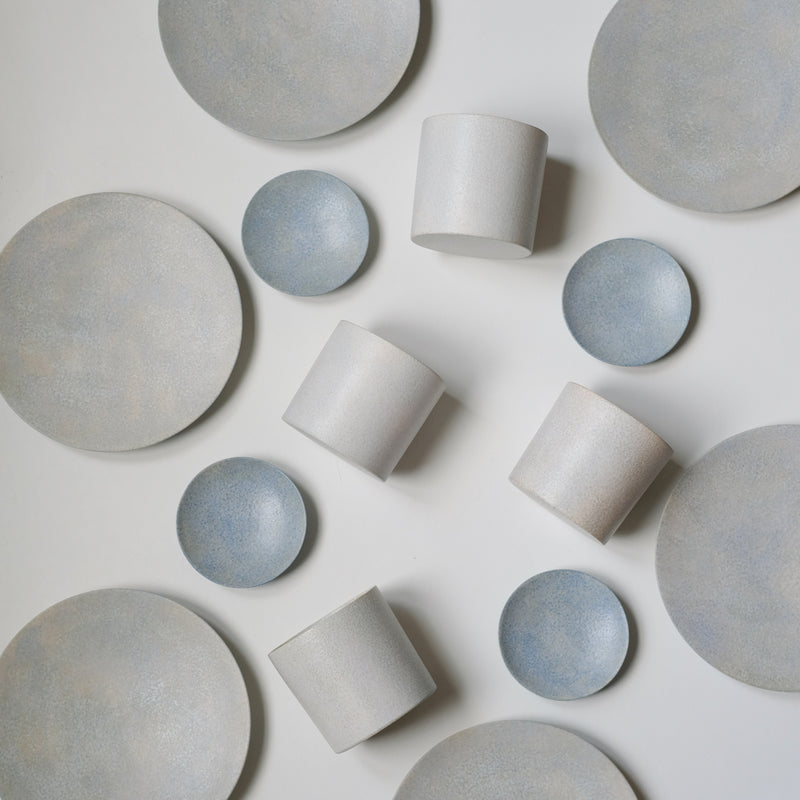 Assiette bleue du céramiste japonais Makoto Saito chez Brutal Ceramics