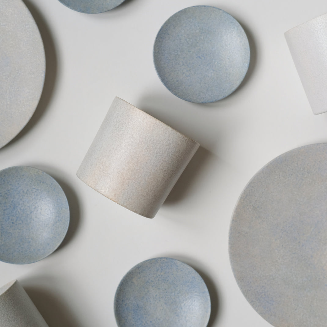 Mug en porcelaine du céramiste japonaise Makoto Saito chez Brutal Ceramics