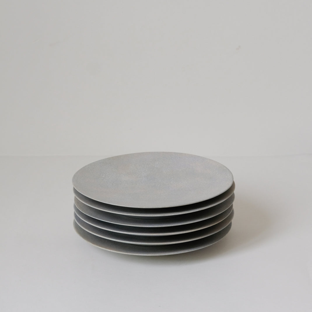 Assiette bleue grise du céramiste japonais Makoto Saito chez Brutal Ceramics