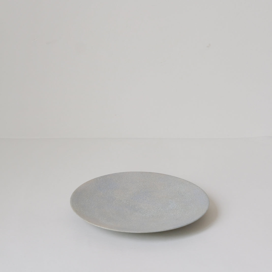 Assiette bleue grise du céramiste japonais Makoto Saito chez Brutal Ceramics
