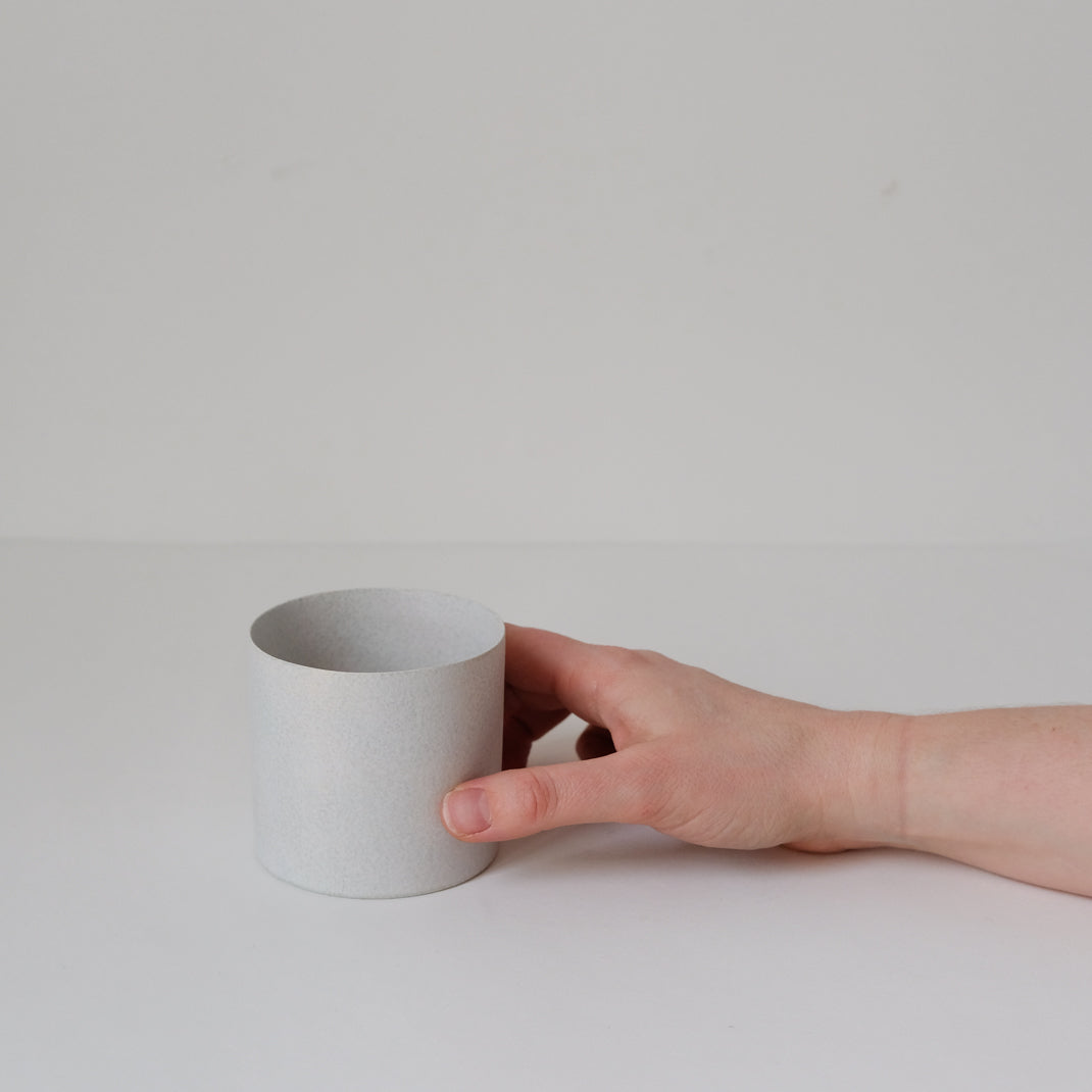 Mug en porcelaine du céramiste japonaise Makoto Saito chez Brutal Ceramics