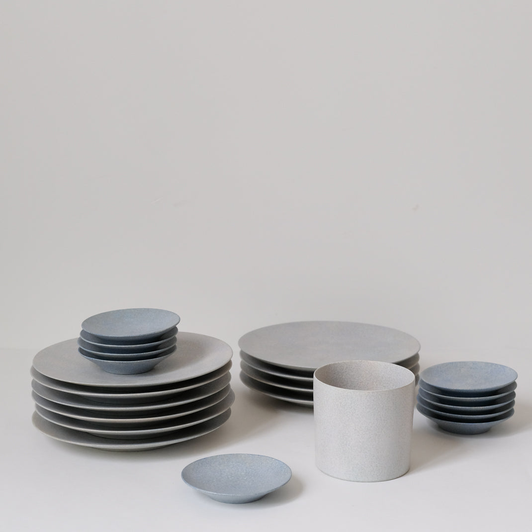 Assiette bleue grise du céramiste japonais Makoto Saito chez Brutal Ceramics