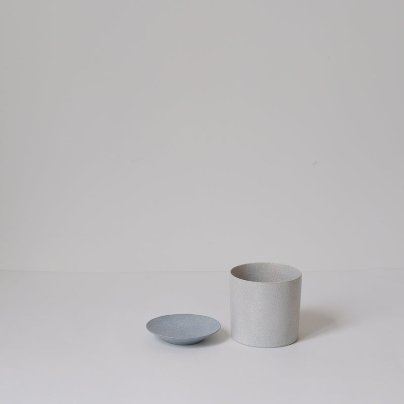 Assiette bleue du céramiste japonais Makoto Saito chez Brutal Ceramics