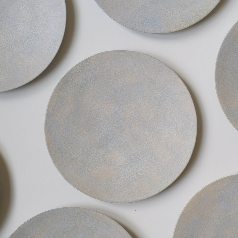 Assiette bleue grise du céramiste japonais Makoto Saito chez Brutal Ceramics
