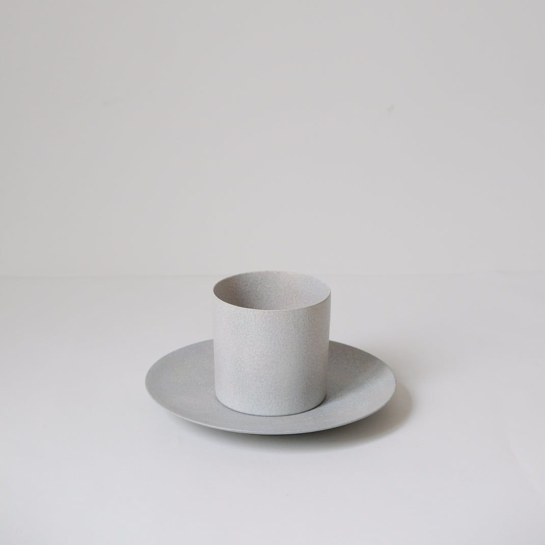 Mug en porcelaine du céramiste japonaise Makoto Saito chez Brutal Ceramics
