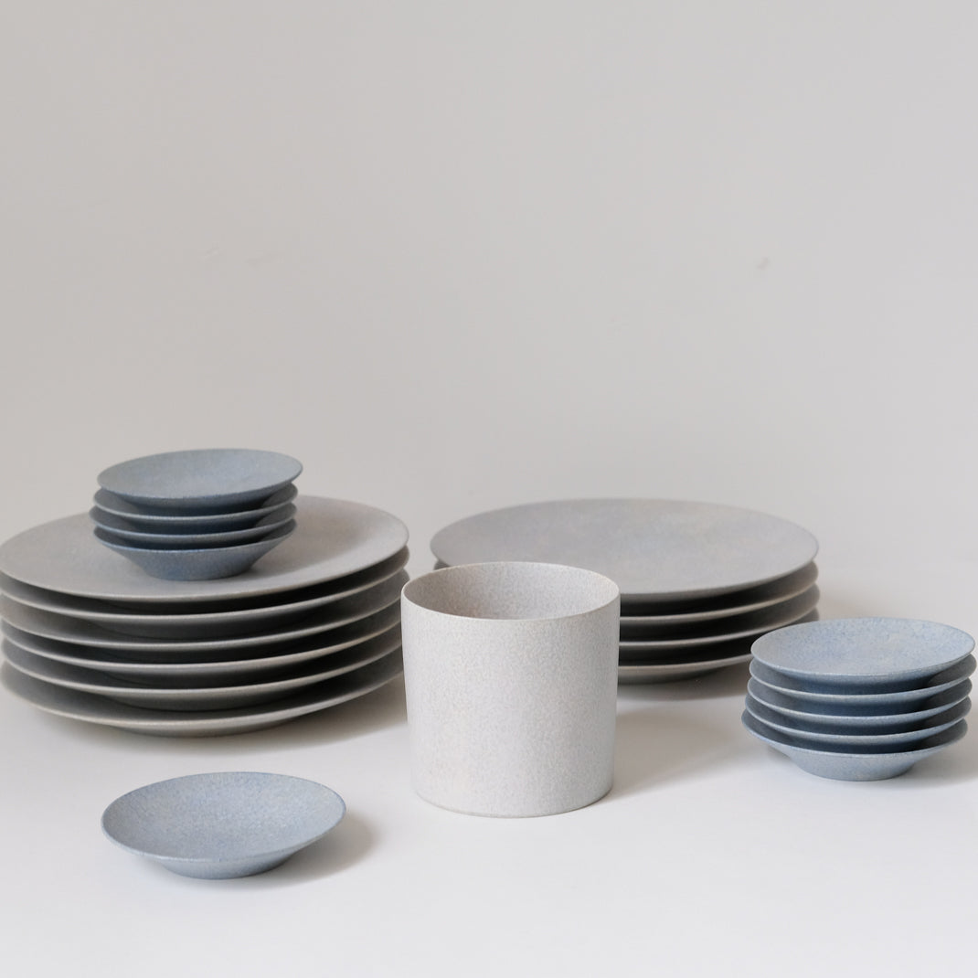 Mug en porcelaine du céramiste japonaise Makoto Saito chez Brutal Ceramics