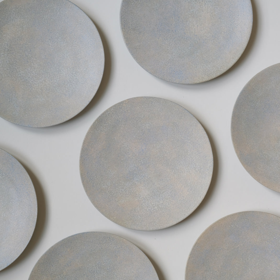 Assiette bleue grise du céramiste japonais Makoto Saito chez Brutal Ceramics