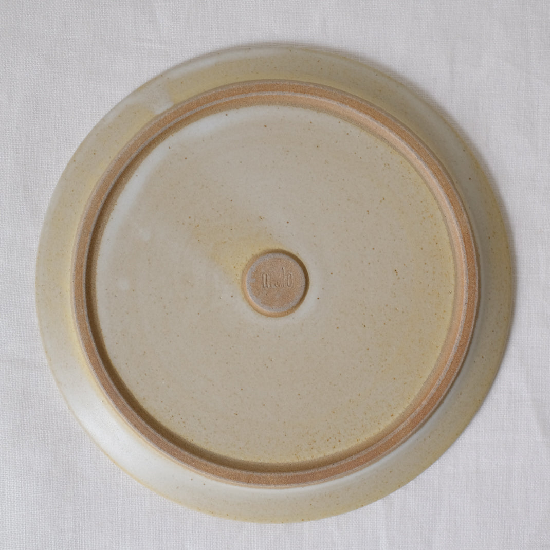 Assiette en grès réalisée par Malo Atelier chez Brutal Ceramics