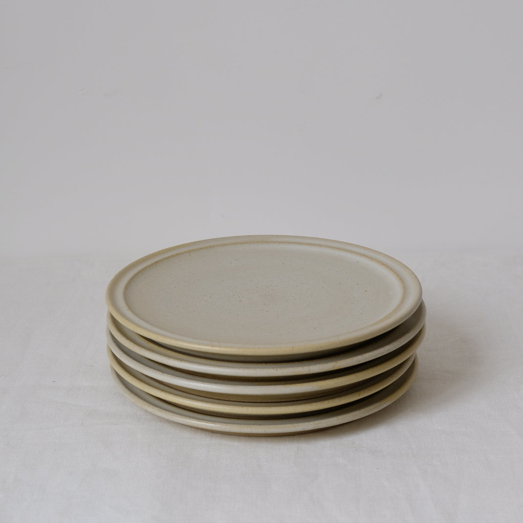 Assiette en grès réalisée par Malo Atelier chez Brutal Ceramics