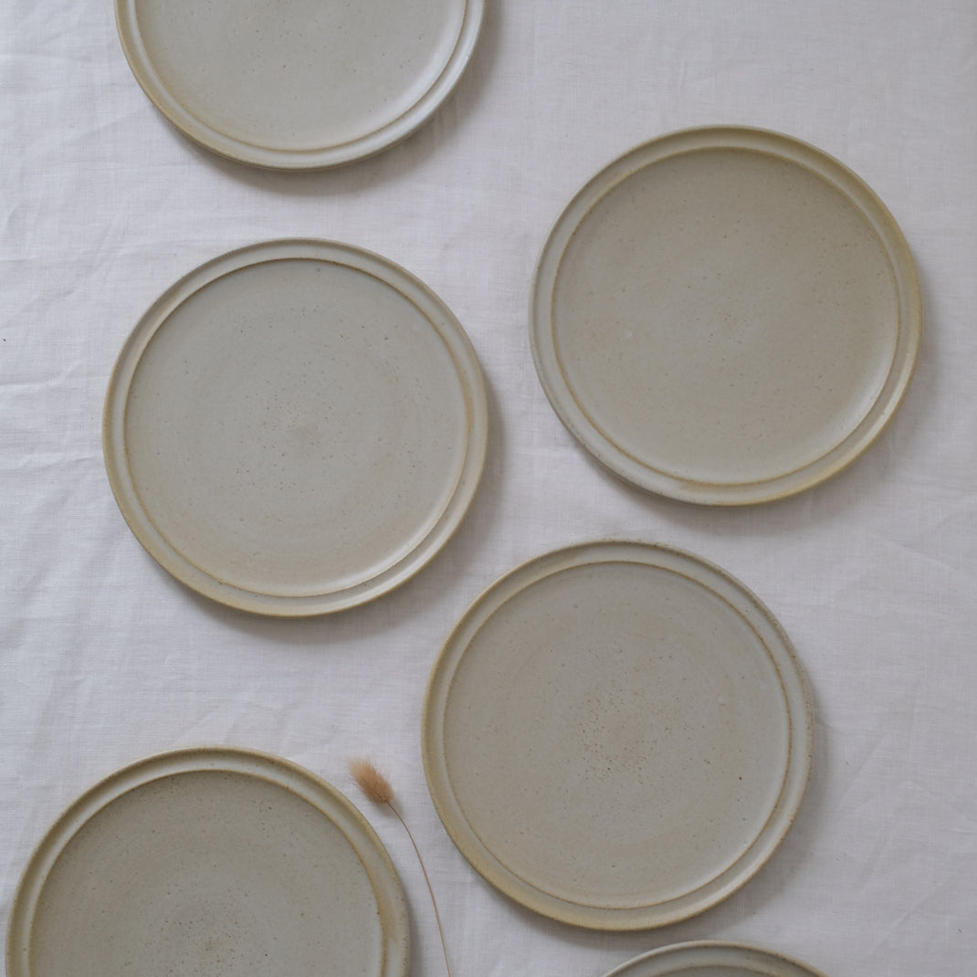 Assiette en grès réalisée par Malo Atelier chez Brutal Ceramics