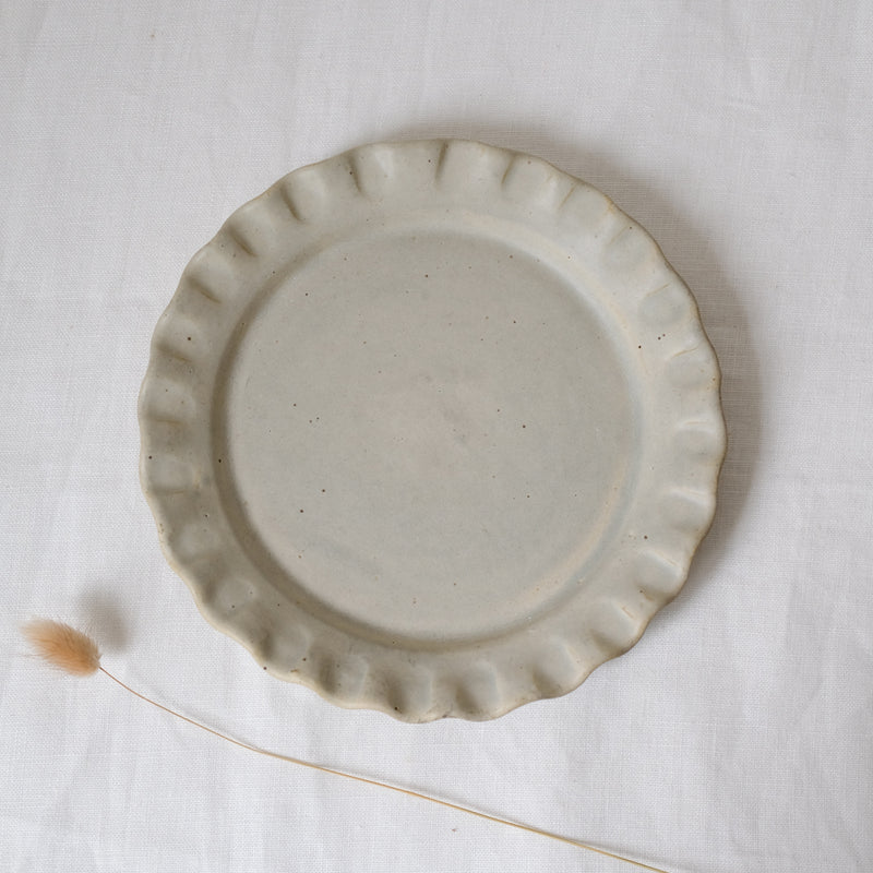 Les assiettes Vajilla Lola blanc cassé de Perla Valtierra chez Brutal Ceramics