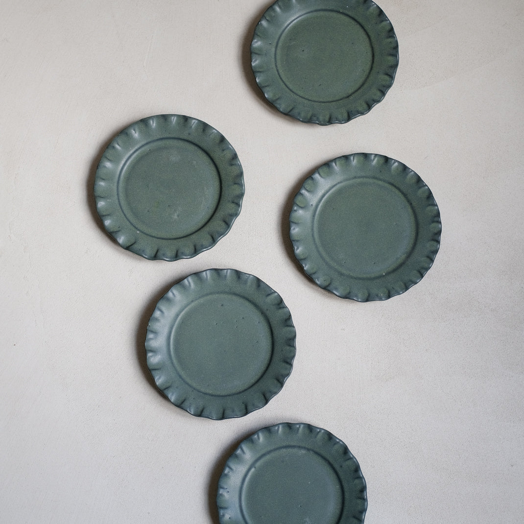 Les assiettes Lola vertes de Perla Valtierra Chez Brutal Ceramics