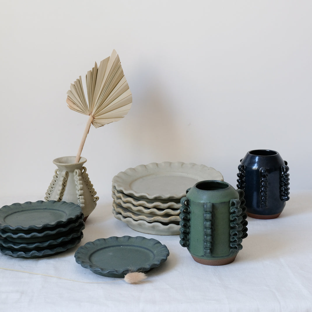 Les assiettes Vajilla Lola blanc cassé de Perla Valtierra chez Brutal Ceramics