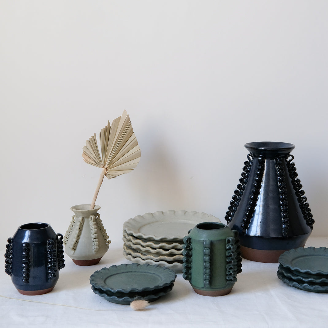 Vase Lola Moyen bleu  par Perla Valtierra chez Brutal Ceramics