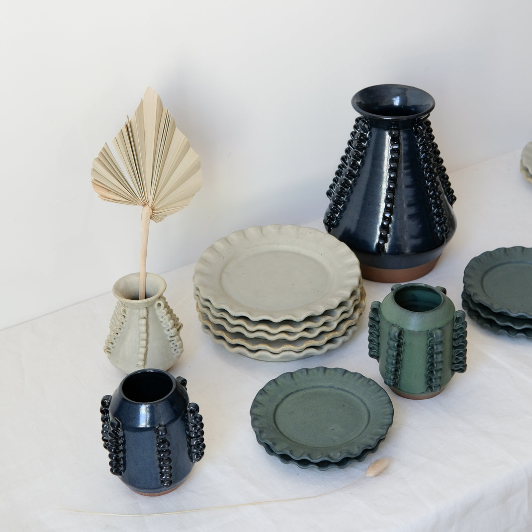 Les assiettes Lola vertes de Perla Valtierra Chez Brutal Ceramics
