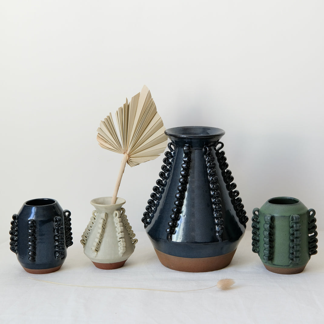 Vase Lola Moyen bleu  par Perla Valtierra chez Brutal Ceramics