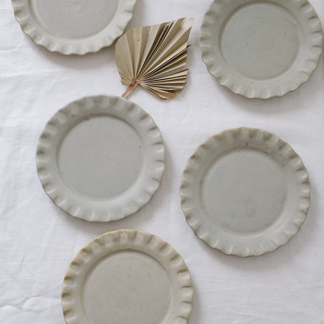 Les assiettes Vajilla Lola blanc cassé de Perla Valtierra chez Brutal Ceramics