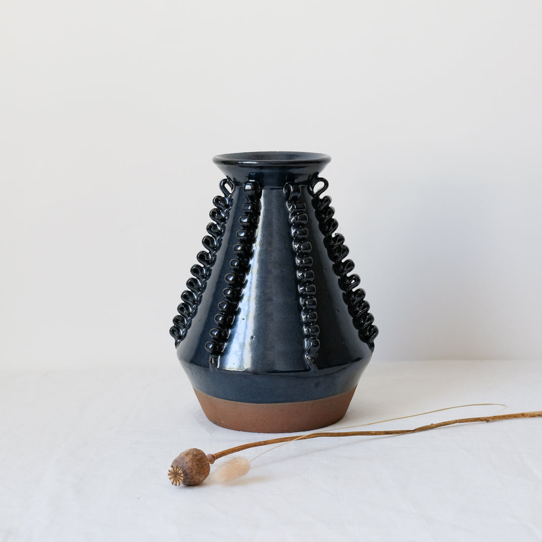 Vase Lola Moyen bleu  par Perla Valtierra chez Brutal Ceramics