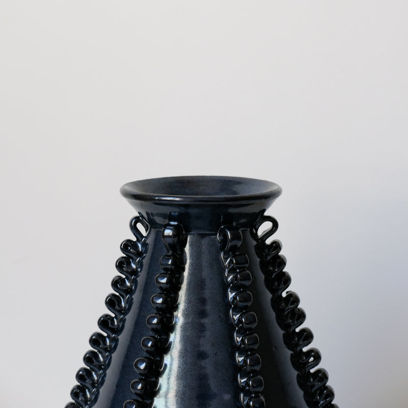 Vase Lola Moyen bleu  par Perla Valtierra chez Brutal Ceramics