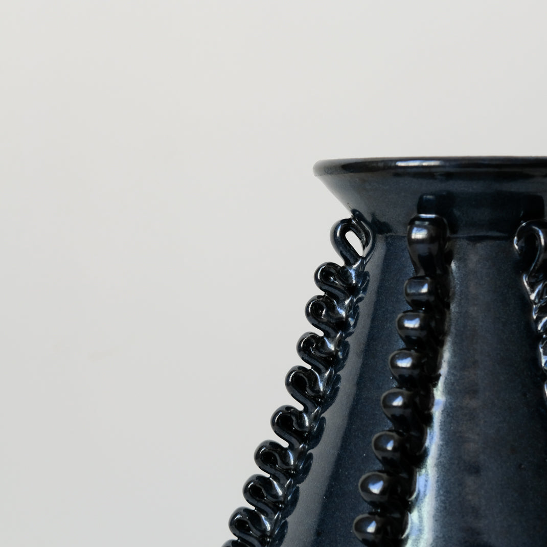 Vase Lola Moyen bleu  par Perla Valtierra chez Brutal Ceramics