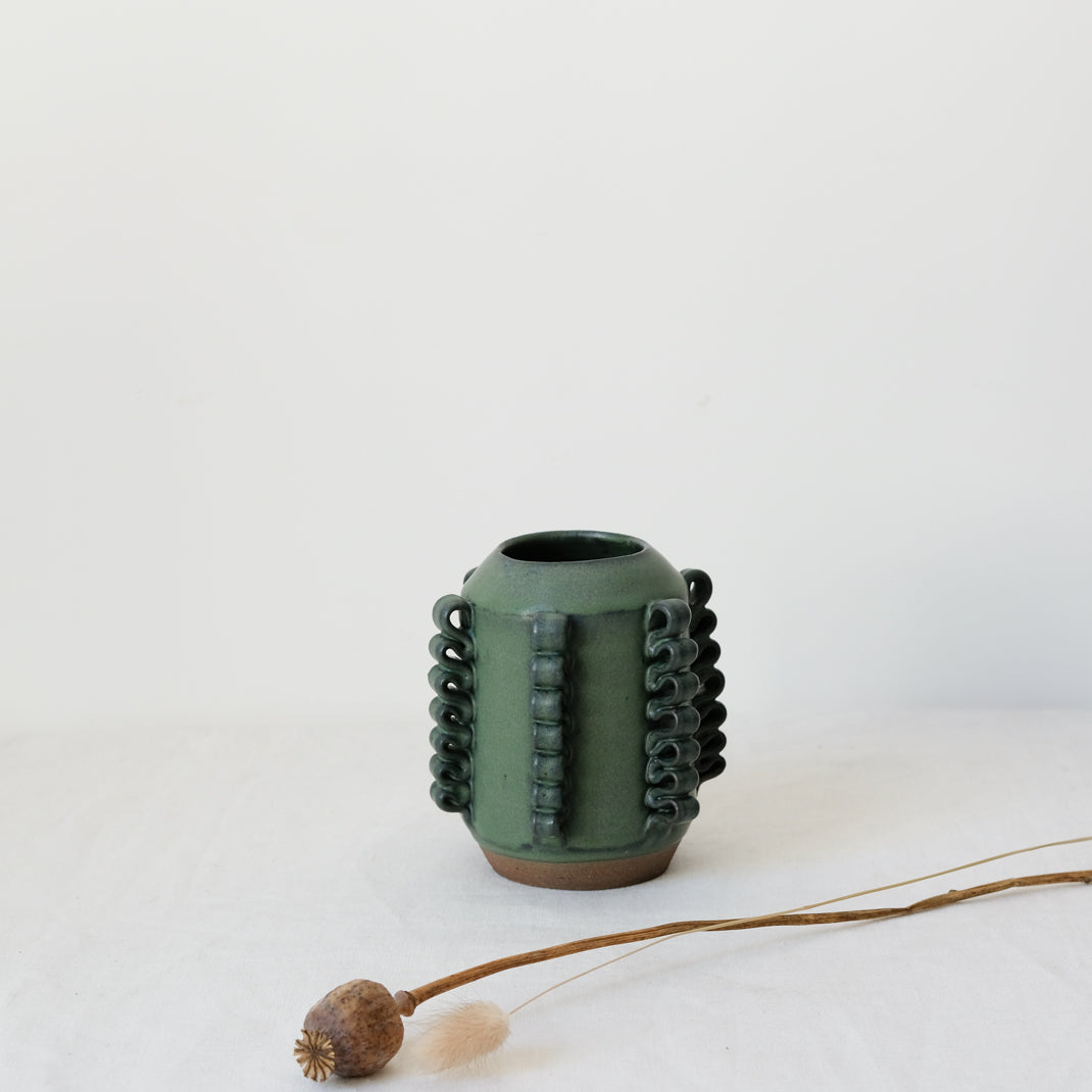 Vase Lola Mini vert par Perla Valtierra chez Brutal Ceramics