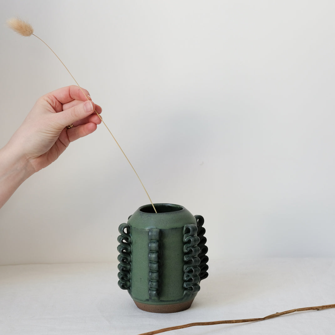 Vase Lola Mini vert par Perla Valtierra chez Brutal Ceramics