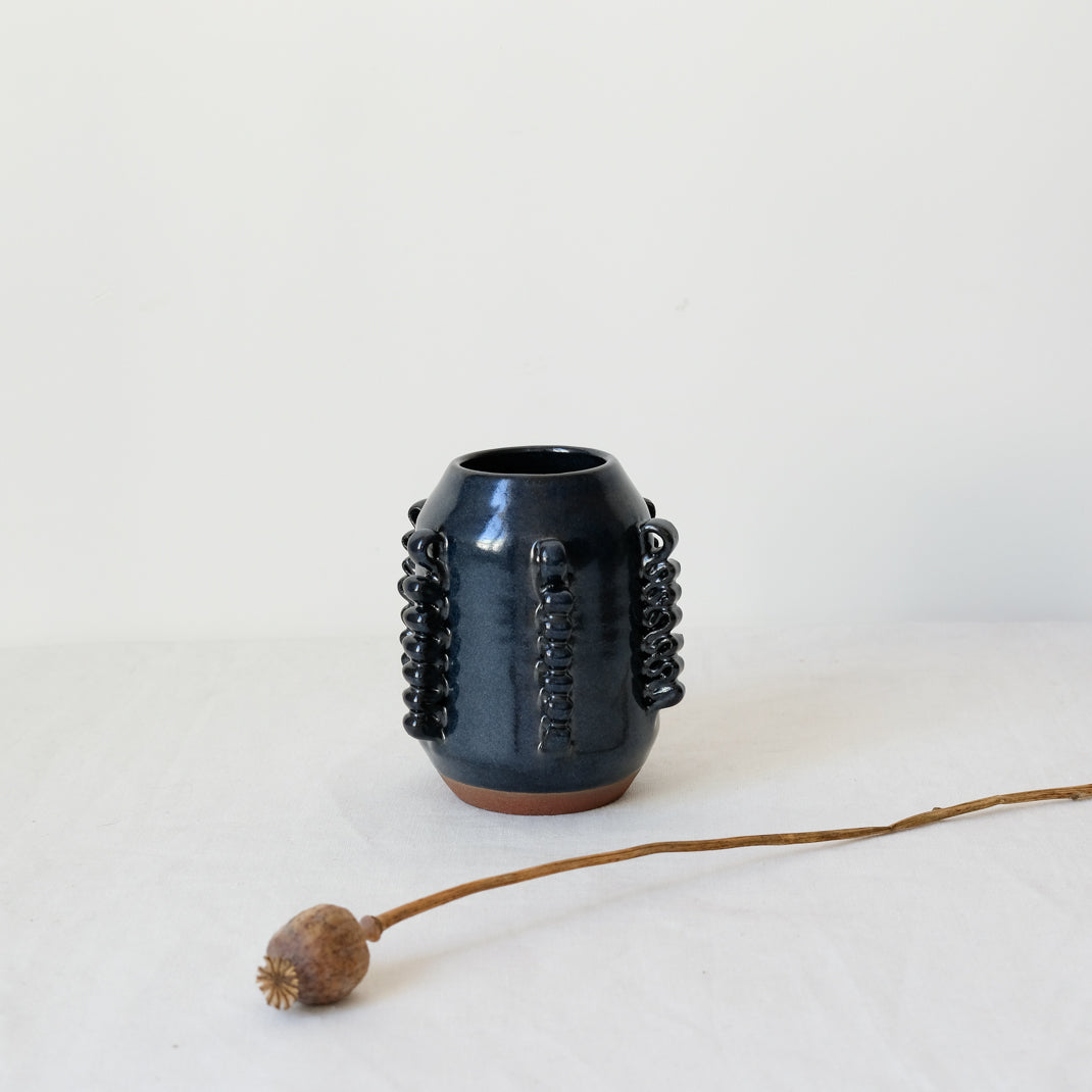 Vase Lola Mini bleu par Perla Valtierra chez Brutal Ceramics