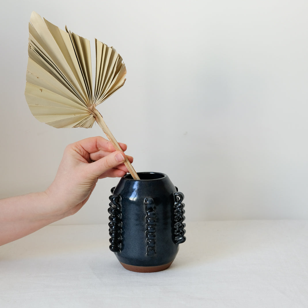 Vase Lola Mini vert par Perla Valtierra chez Brutal Ceramics