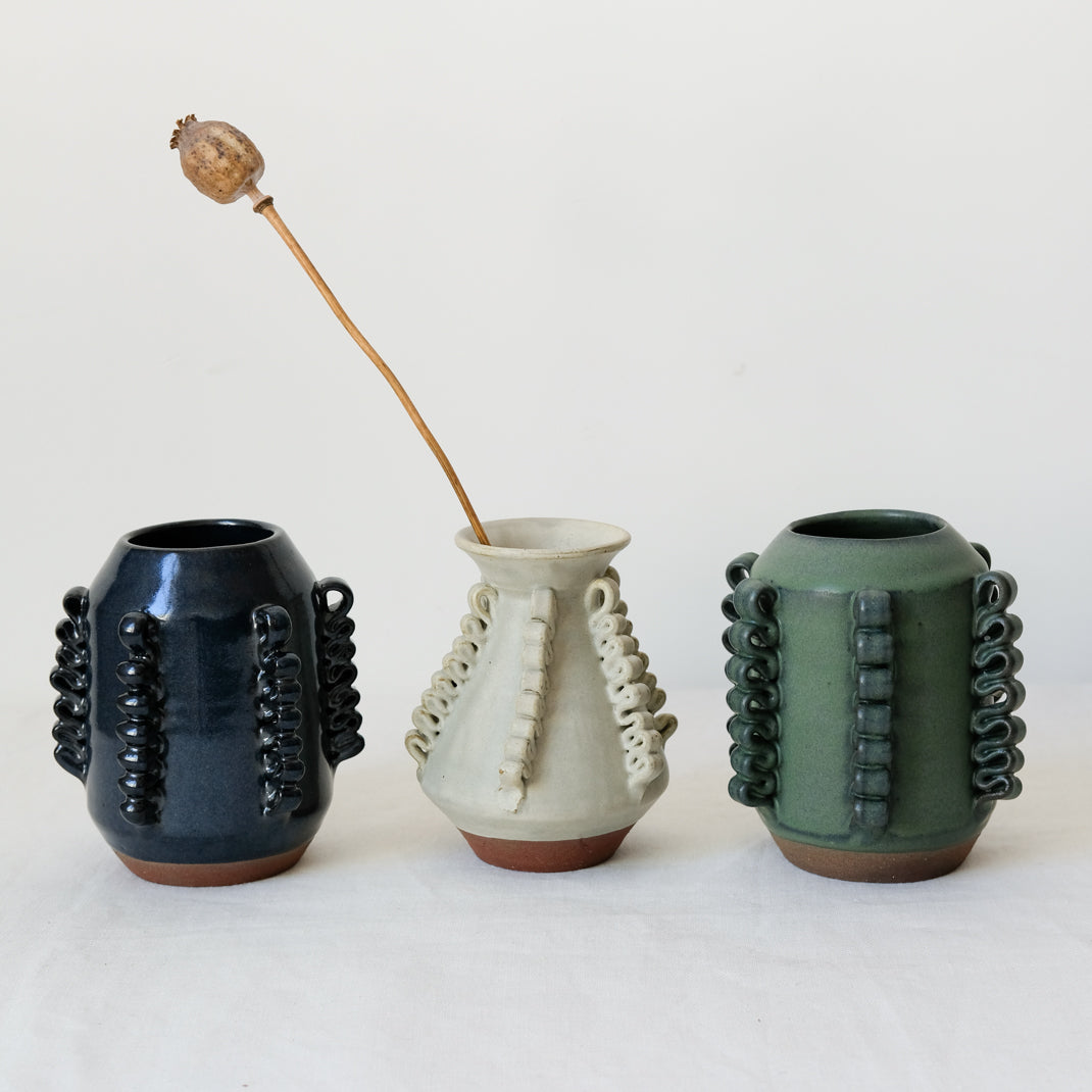 Vase Lola Mini vert par Perla Valtierra chez Brutal Ceramics