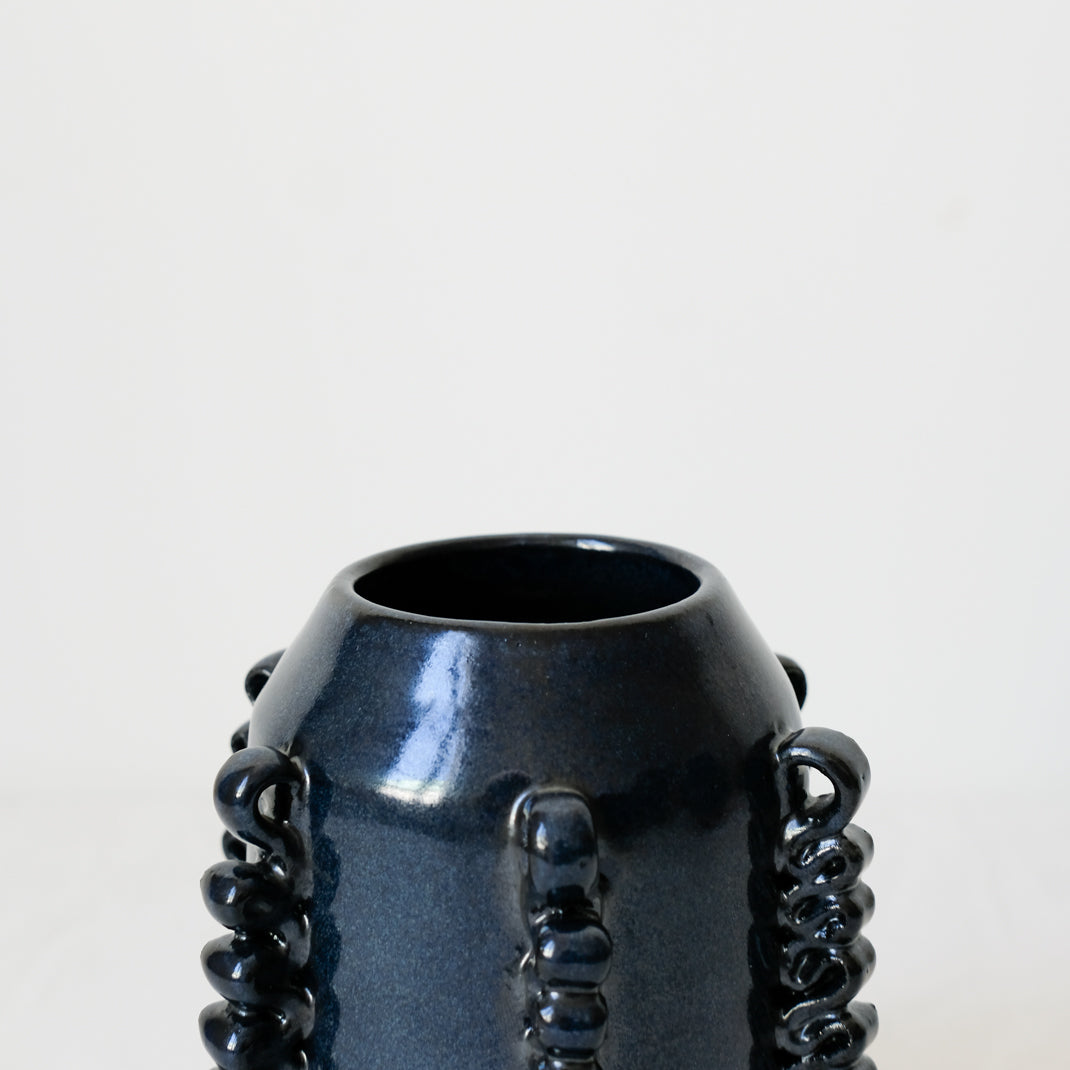 Vase Lola Mini vert par Perla Valtierra chez Brutal Ceramics