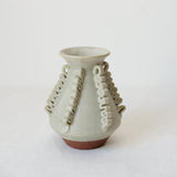 Vase Lola Mini Blanc Cassé par Perla Valtierra chez Brutal Ceramics