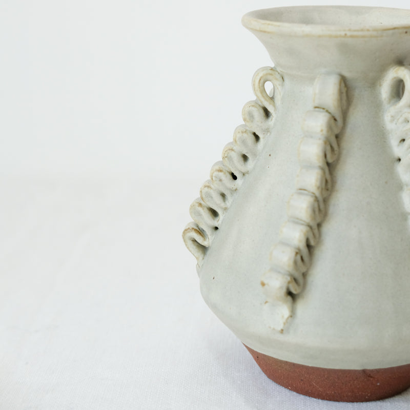 Vase Lola Mini Blanc Cassé par Perla Valtierra chez Brutal Ceramics