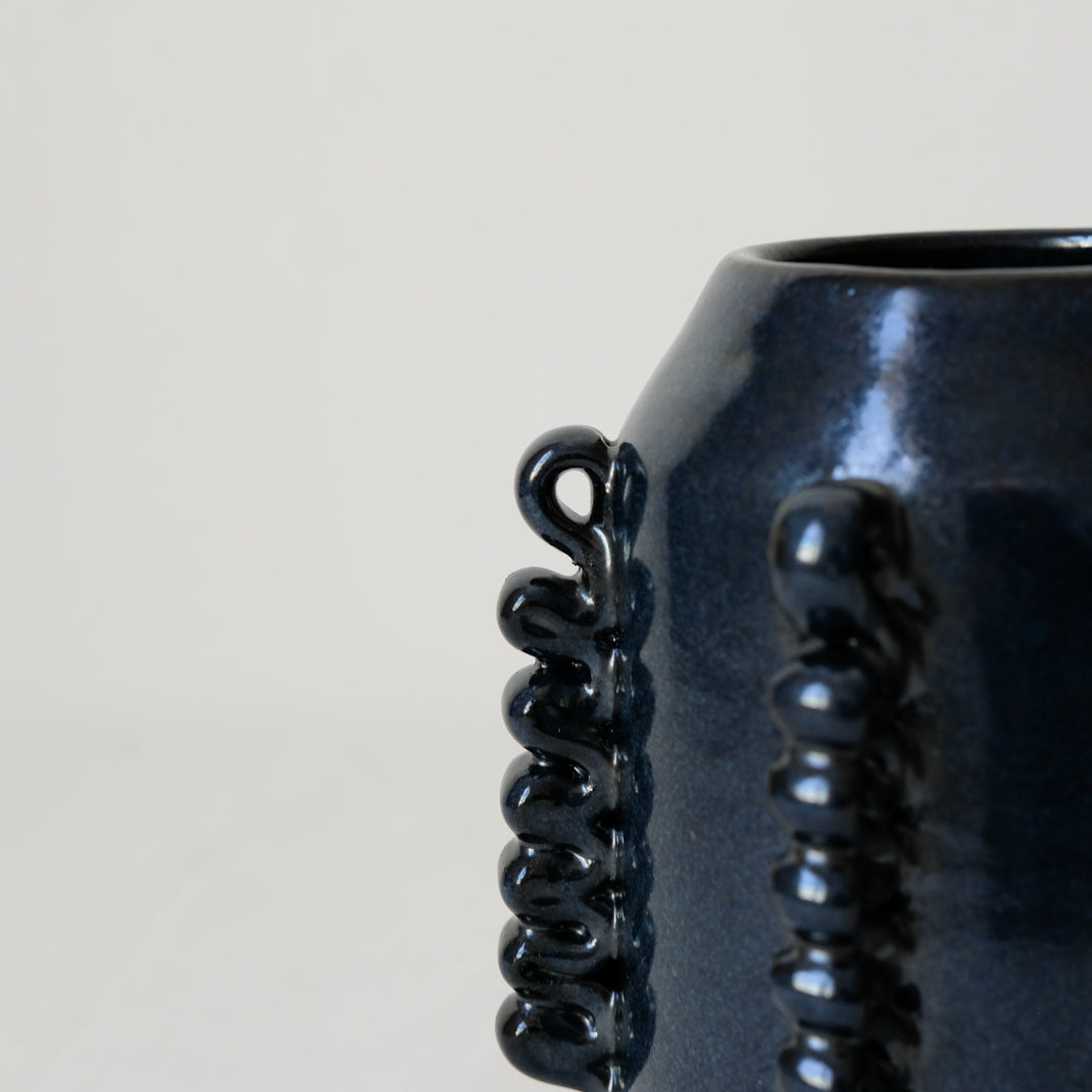 Vase Lola Mini vert par Perla Valtierra chez Brutal Ceramics