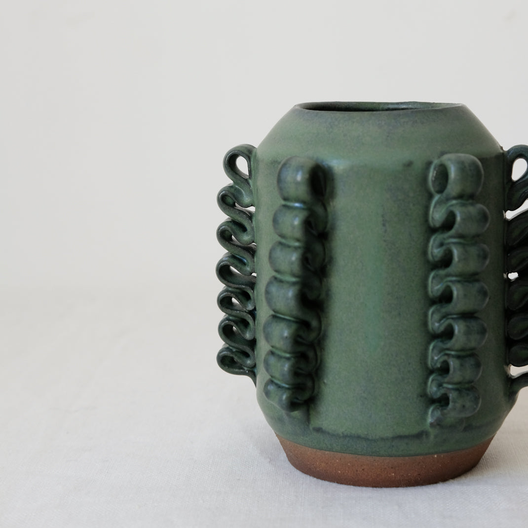 Vase Lola Mini vert par Perla Valtierra chez Brutal Ceramics