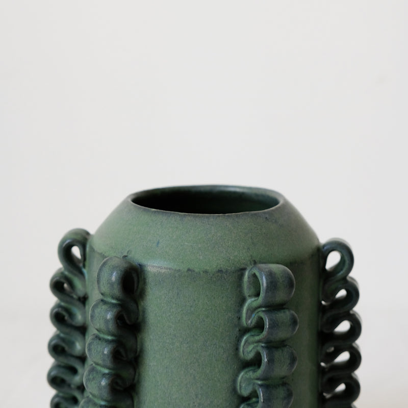 Vase Lola Mini vert par Perla Valtierra chez Brutal Ceramics
