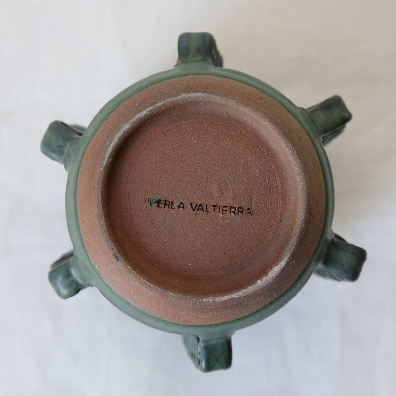 Vase Lola Mini vert par Perla Valtierra chez Brutal Ceramics