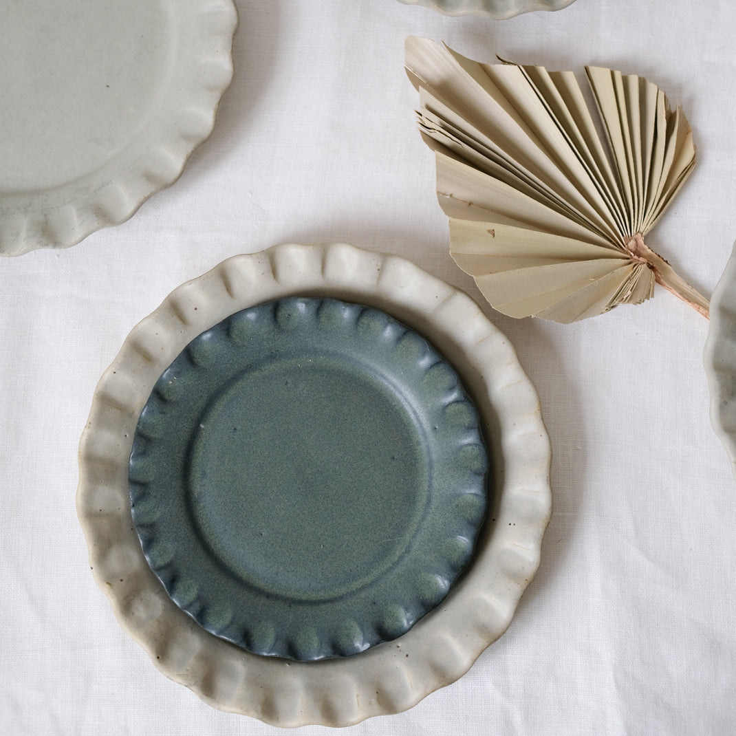 Les assiettes Vajilla Lola blanc cassé de Perla Valtierra chez Brutal Ceramics