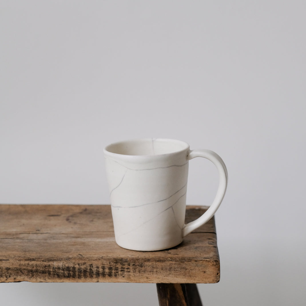 Tasse en porcelaine craquelée par le céramiste japonais Shin Ito chez Brutal Ceramics
