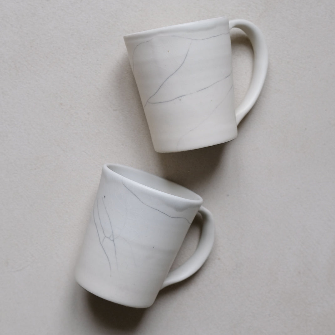 Tasse en porcelaine craquelée par le céramiste japonais Shin Ito chez Brutal Ceramics