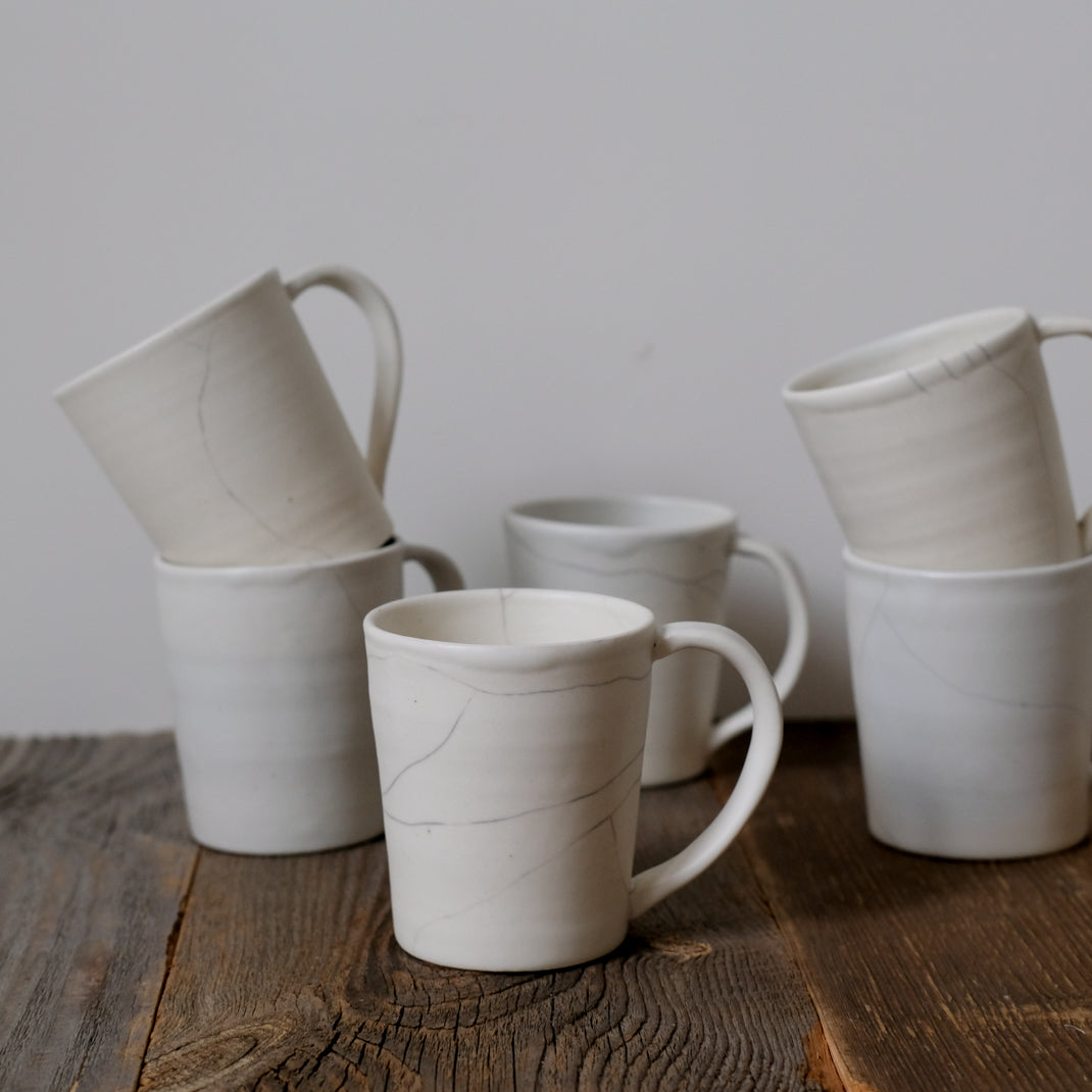 Tasse en porcelaine craquelée par le céramiste japonais Shin Ito chez Brutal Ceramics