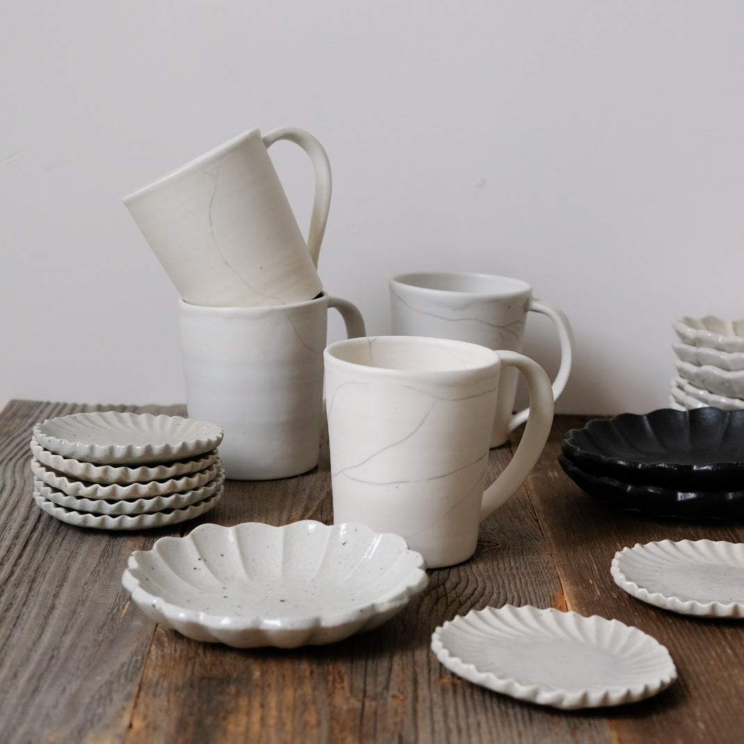 Tasse en porcelaine craquelée par le céramiste japonais Shin Ito chez Brutal Ceramics