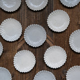 Assiette fleur grise claire du céramiste japonais Shin Ito chez Brutal Ceramics