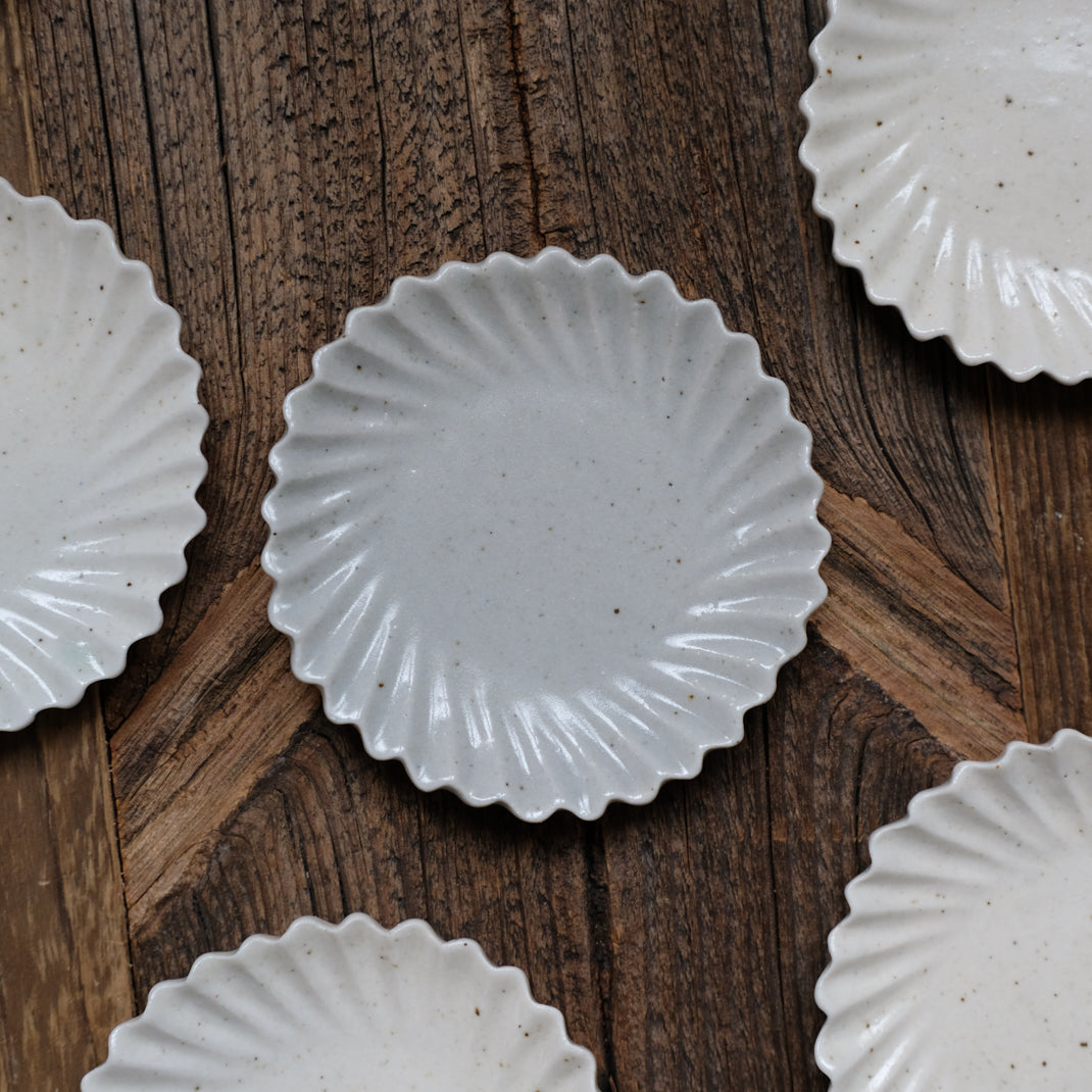 Assiette fleur grise claire du céramiste japonais Shin Ito chez Brutal Ceramics