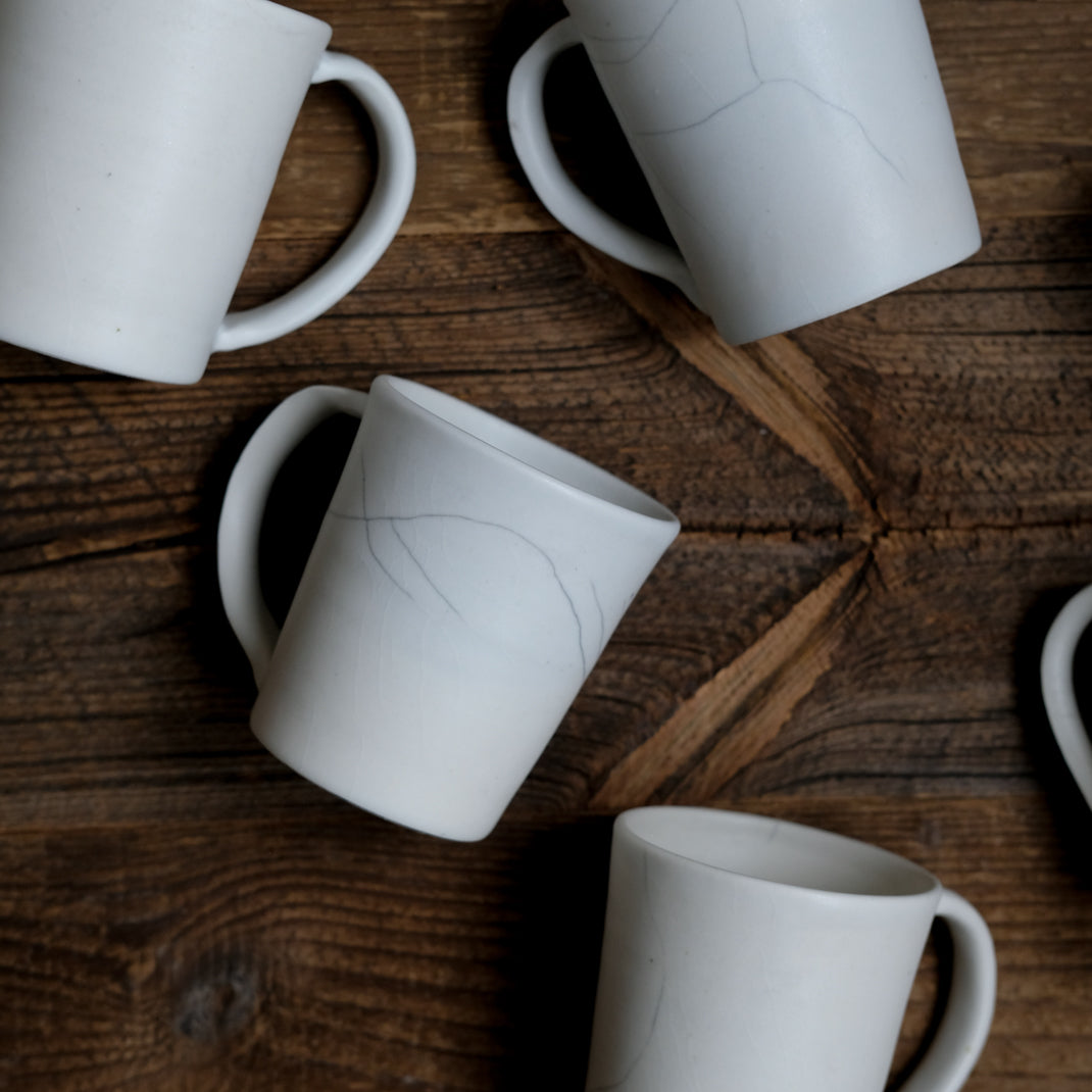 Tasse en porcelaine craquelée par le céramiste japonais Shin Ito chez Brutal Ceramics