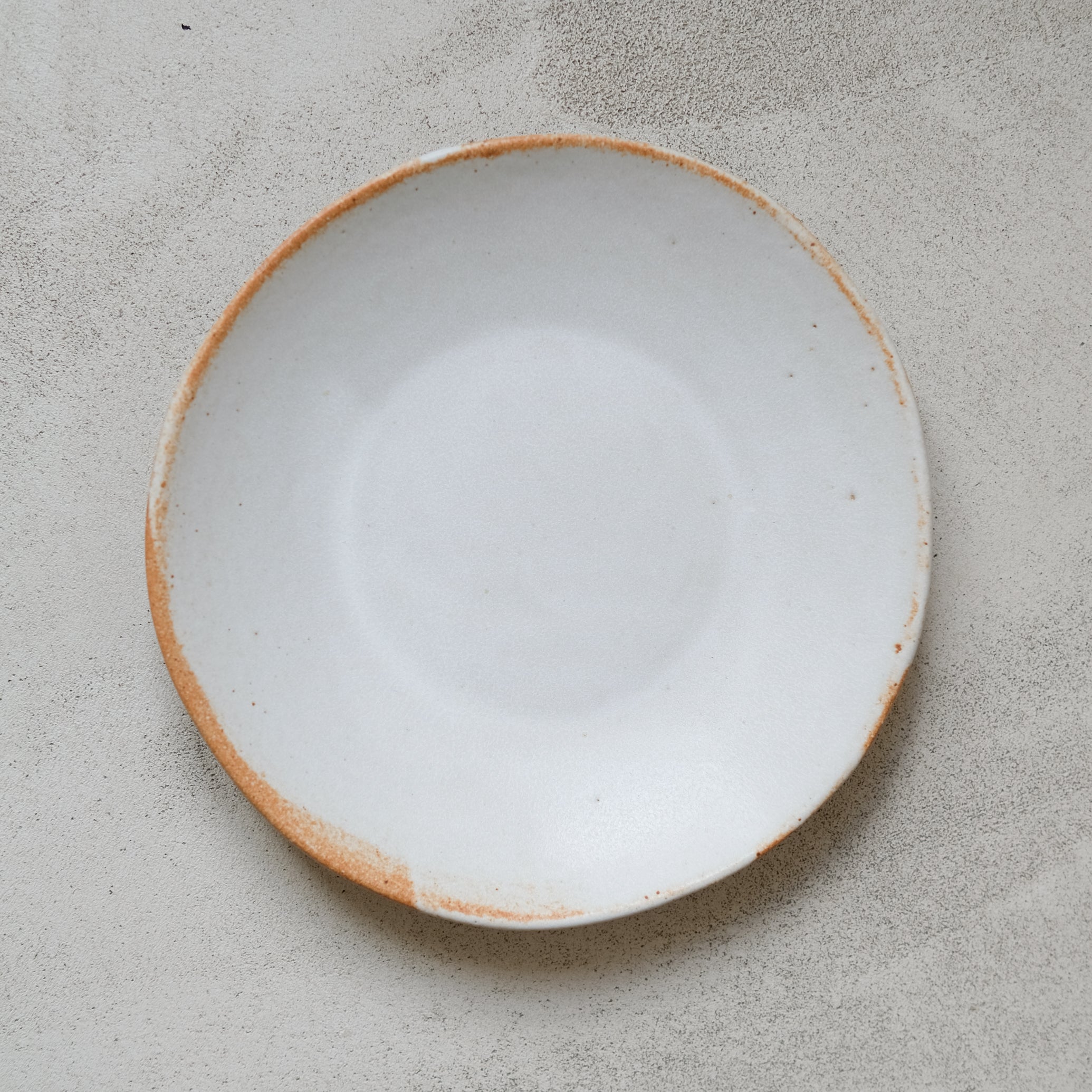 Assiette/coupelle en grès blanc par Albane Trollé chez Brutal Ceramics