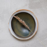 Assiette/coupelle en grès par Albane Trollé, kaki chez Brutal Ceramics